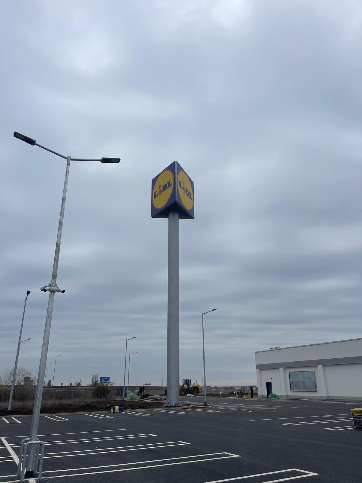 Pilon publicitar Lidl Arad