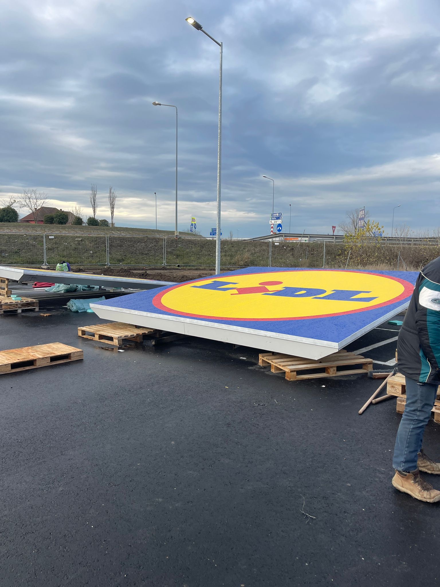 Montaj pilon publicitar Lidl Arad