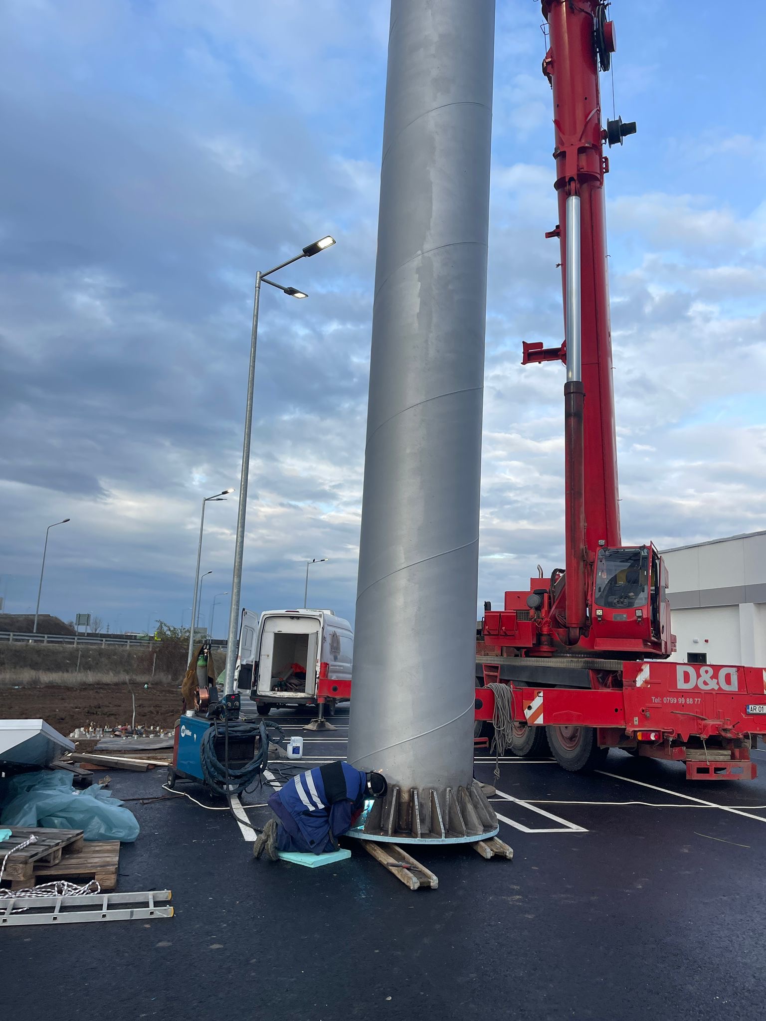 Detaliu pilon publicitar Lidl Arad