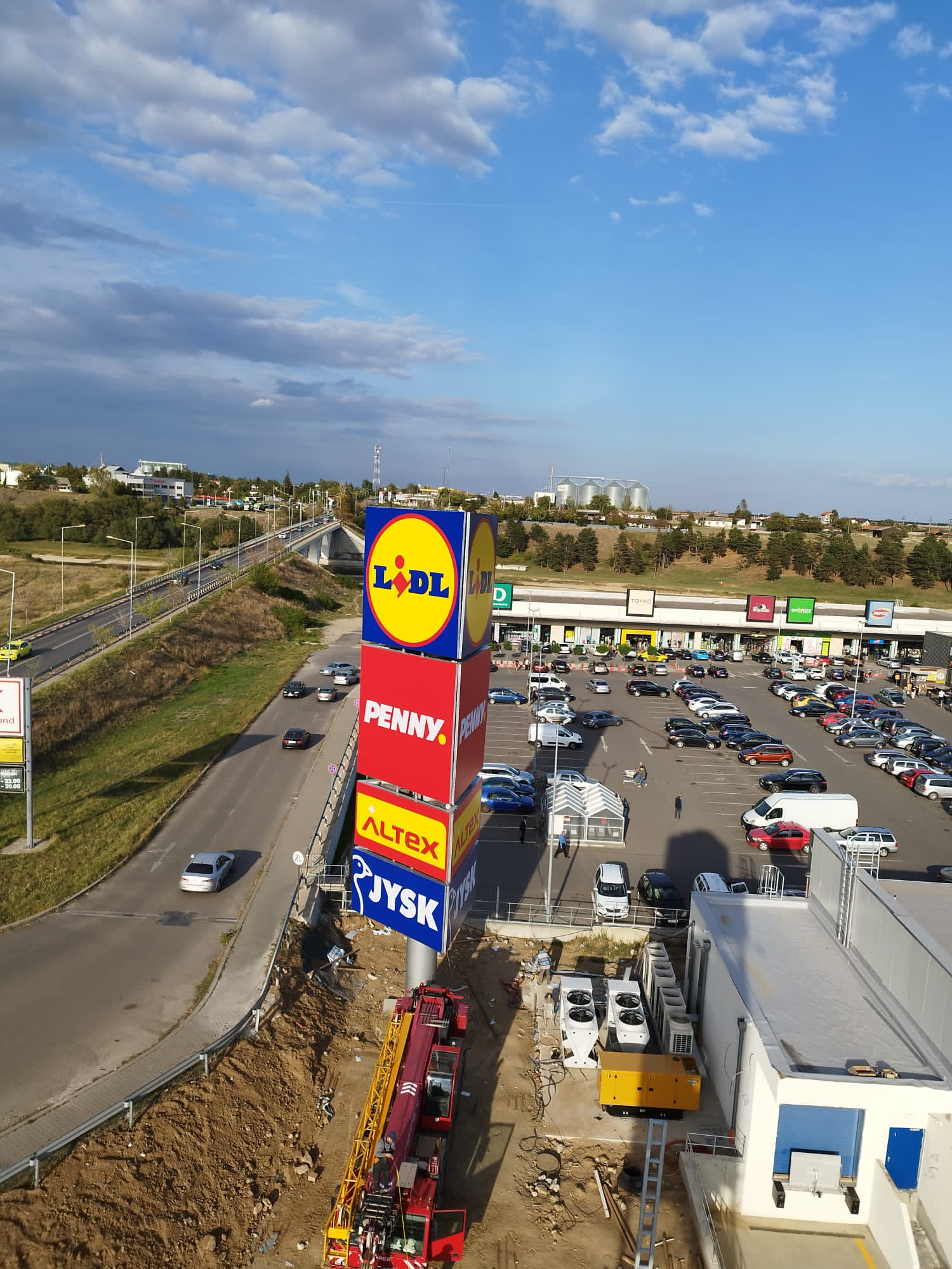 Detaliu pilon publicitar